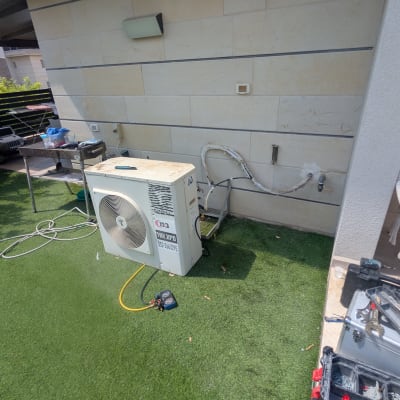 יחידת מיזוג אוויר מותקנת בחצר עם כלי עבודה מסביב
