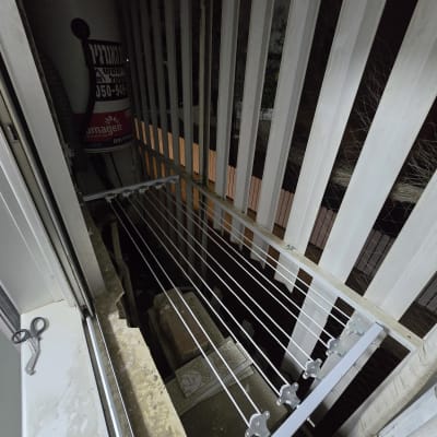 מתקן כביסה מותקן במרפסת עם חבלים