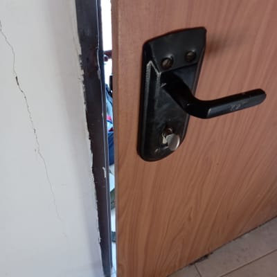 ידית דלת ומנעול על דלת עץ פתוחה