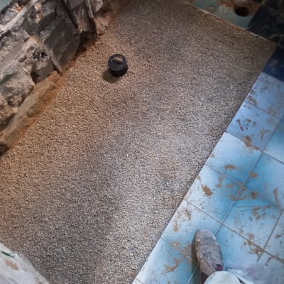 רצפת חצץ בתהליך שיפוץ חדר אמבטיה