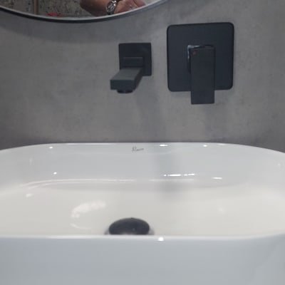 כיור עם ברז וכלי עבודה של אינסטלטור