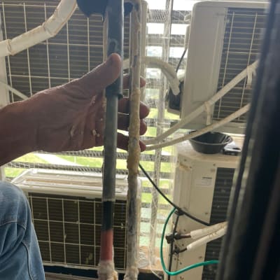 יד מחזיקה צינור עם אבנית מדוד שמש