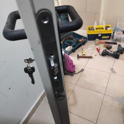 כלי עבודה ומנעול על דלת, תיקון מנעול.