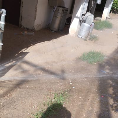 דליפת מים מצינור חיצוני בחצר