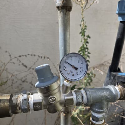 מד לחץ מים וצינורות בתחום האינסטלציה