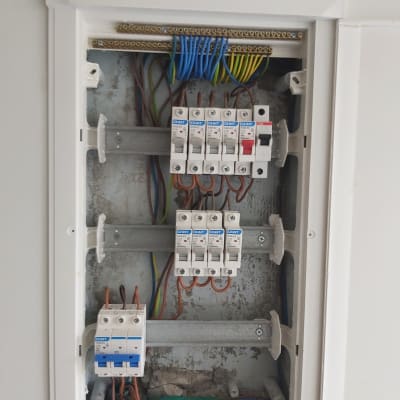 לוח חשמל עם מפסקים וחוטי חשמל צבעוניים