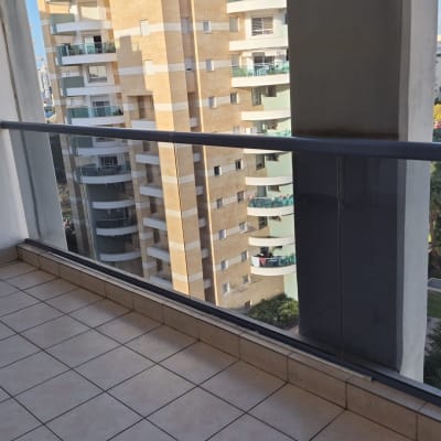 מרפסת עם רצפת אריחים ונוף לבניינים