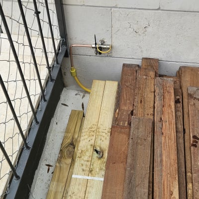 צינור גז צהוב מחובר לשסתום על קיר