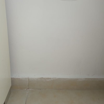 קיר לבן ורצפה עם פאנל קרמיקה