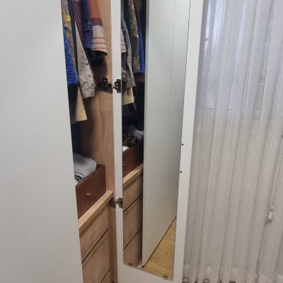 מראה על דלת ארון בגדים פתוחה