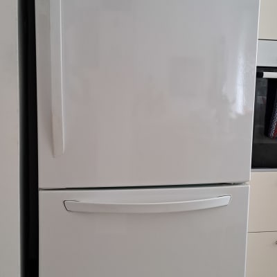 מקרר לבן עם דלת פתוחה מעט