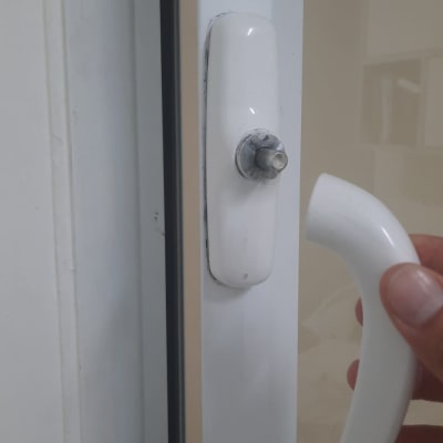 ידית תריס לבנה מנותקת ממקומה