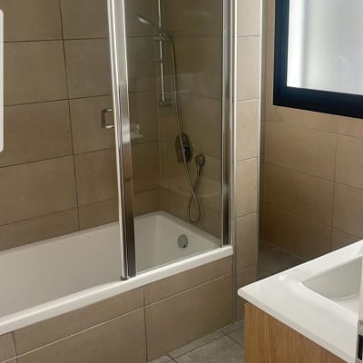 אמבטיה עם דלת זכוכית ומקלחת