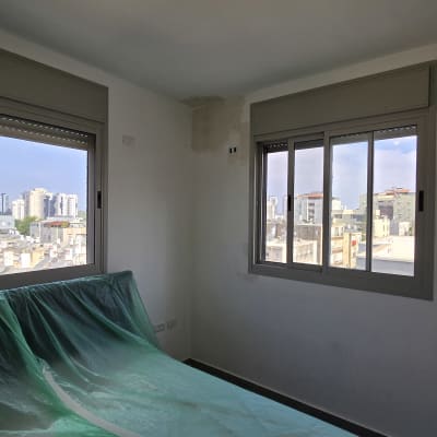 חדר עם חלונות, ניילון על מיטה, כלים לצביעה
