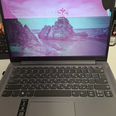 מחשב נייד עם מסך ורוד ותצוגת זמן