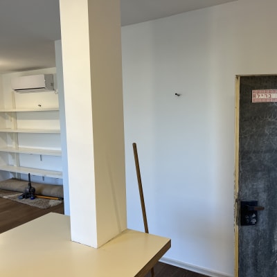 כלי עבודה לצביעה על רצפה ליד קיר לבן