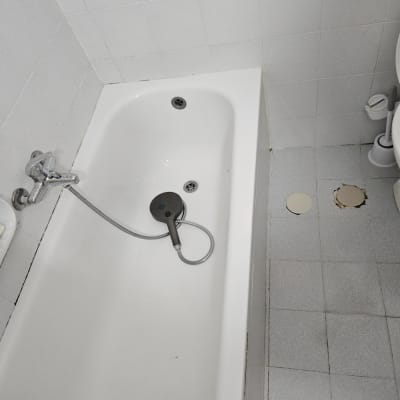 אמבטיה נקייה וריצוף חדר רחצה לאחר עבודות ניקיון