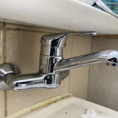 ברז מים מותקן על קיר קרמיקה