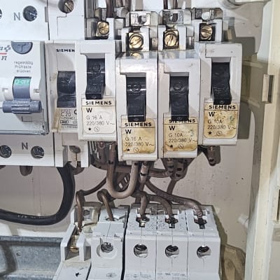 לוח חשמל עם מפסקים וחוטי חשמל