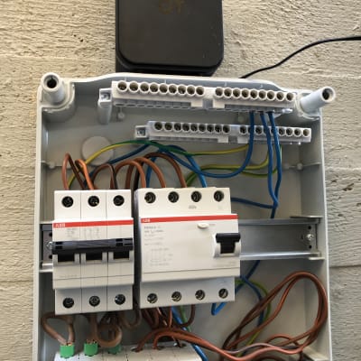 לוח חשמל עם חוטים ומפסקים