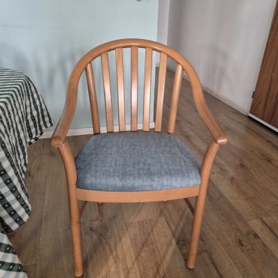 תמונה של כיסא עץ עם מושב מרופד