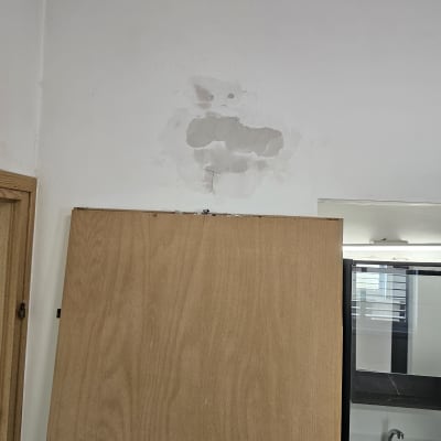 תיקון קיר עם חור ותיקון צבע