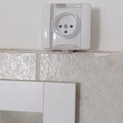 שקע חשמלי מותקן על קיר