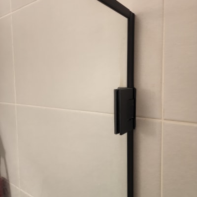 דלת זכוכית למקלחת עם מסגרת מתכת