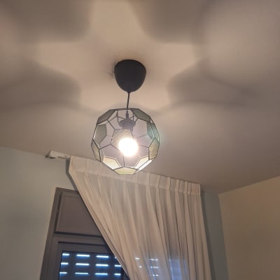 מנורה תלויה עם אהיל מעוצב