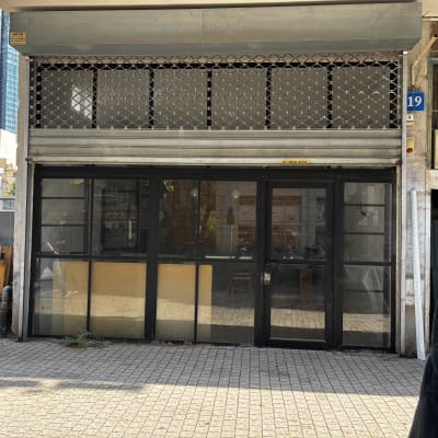 חזית חנות עם דלתות זכוכית וסורג מתכת