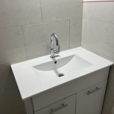 כיור חדש עם ארון לבן וברז כרום