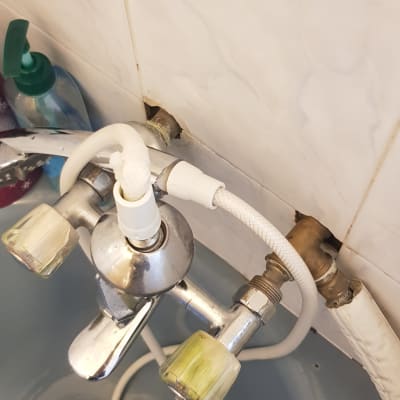 ברז עם צינורות מחוברים, כיור ואביזרי אמבטיה