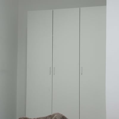 ארון בגדים לבן עם דלתות סגורות