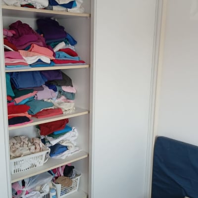 ארון בגדים עם מדפים ודלת הזזה לבנה