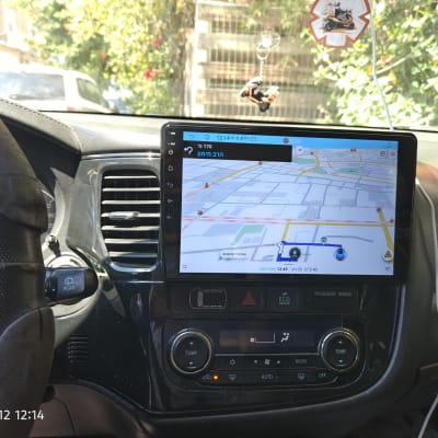מערכת ניווט ברכב עם מפה על המסך