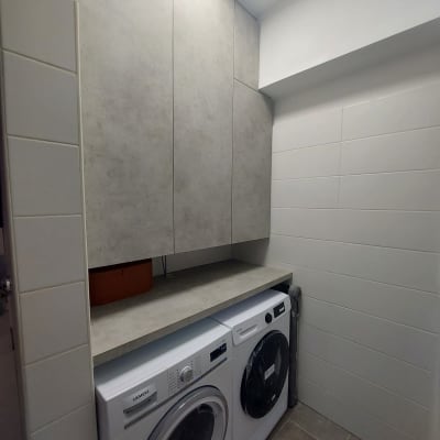 ארון עץ מעל מכונת כביסה ומייבש