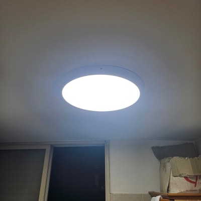 תאורה עגולה מותקנת בתקרה מוארת