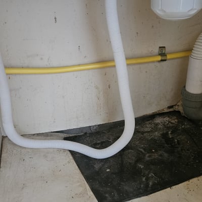 צינור גז צהוב מותקן בארון מתחת לכיור