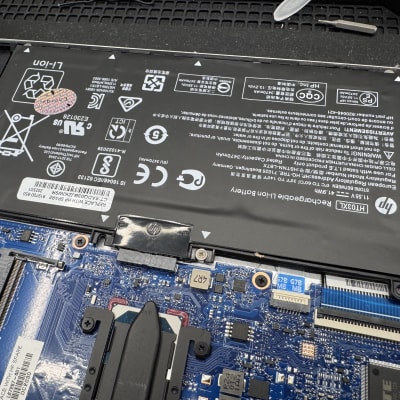 סוללת ליתיום-יון ומעגלים מודפסים במחשב נייד