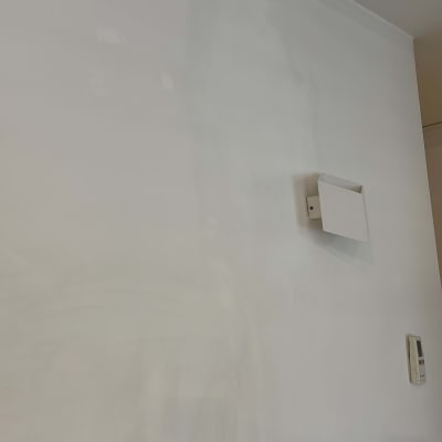 קיר עם סימני צבע ומתג חשמלי