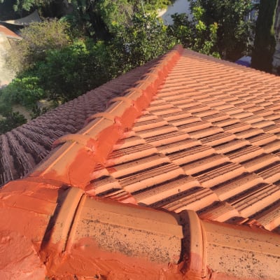 רעפים כתומים על גג עם חיבורי מלט