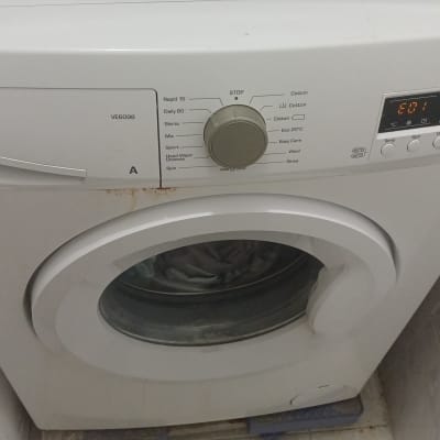 מכונת כביסה עם כפתור בורר תוכניות ותצוגה דיגיטלית