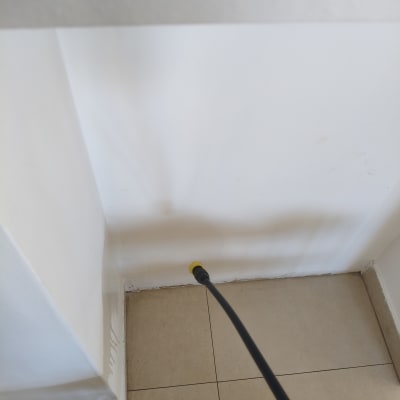 צינור ריסוס בפינת חדר על רצפה