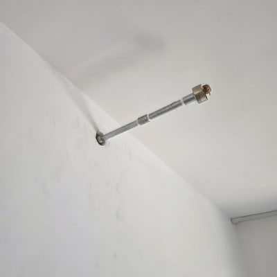 מתז כיבוי אש מותקן על תקרה לבנה