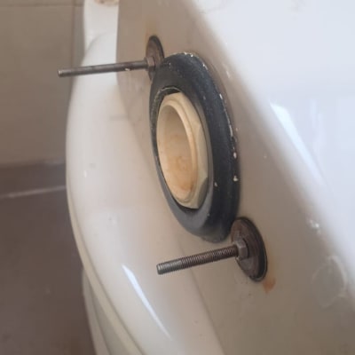 חיבור מיכל הדחה לאסלה עם ברגים ואטם גומי