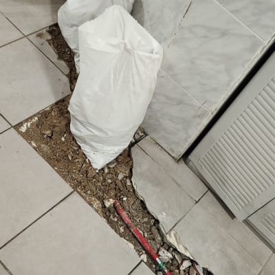 תמונה של תיקון רצפה עם צינור חשוף ושקי חול