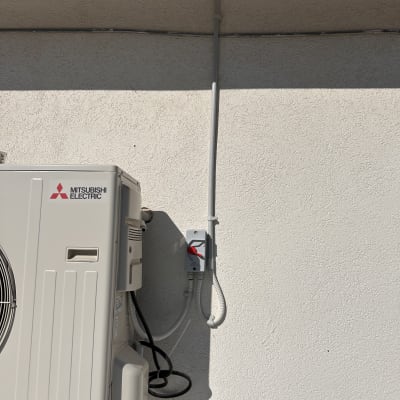 יחידת מיזוג אוויר מותקנת על קיר חיצוני