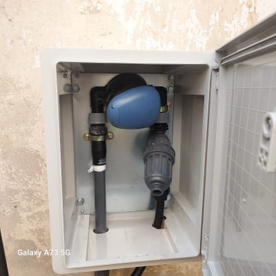 מערכת השקיה עם צינורות ומחברים בארון פתוח