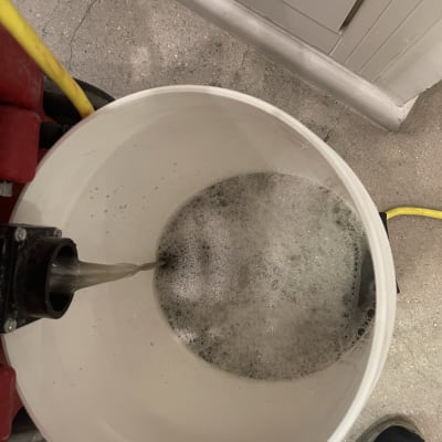 מים עם סבון בדלי לבן לניקוי ספות