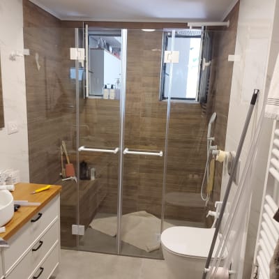 מקלחון זכוכית עם דלתות, ראש מקלחת ומדף